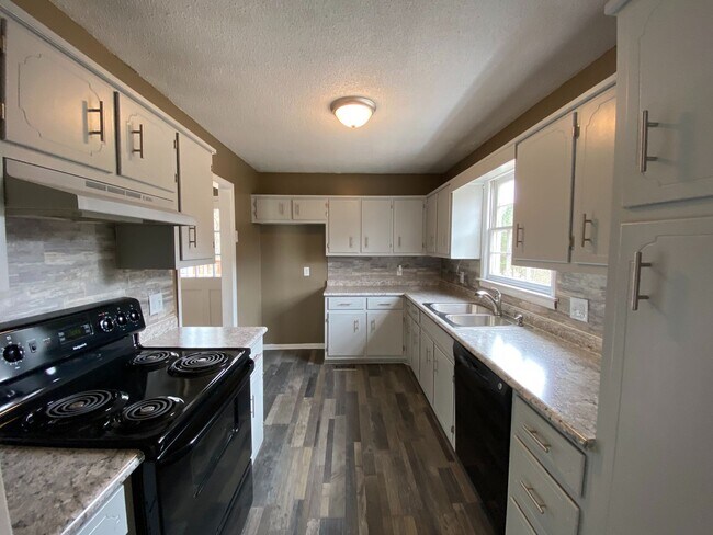 Building Photo - 221 Ridgewood Dr