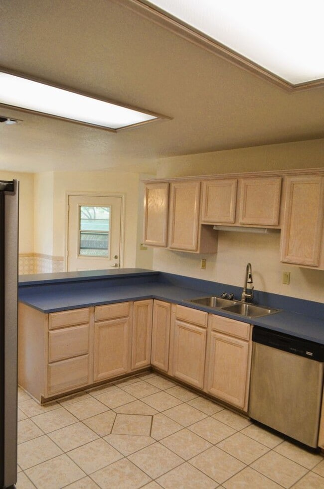 Building Photo - Country setting... on 2.69 acres!