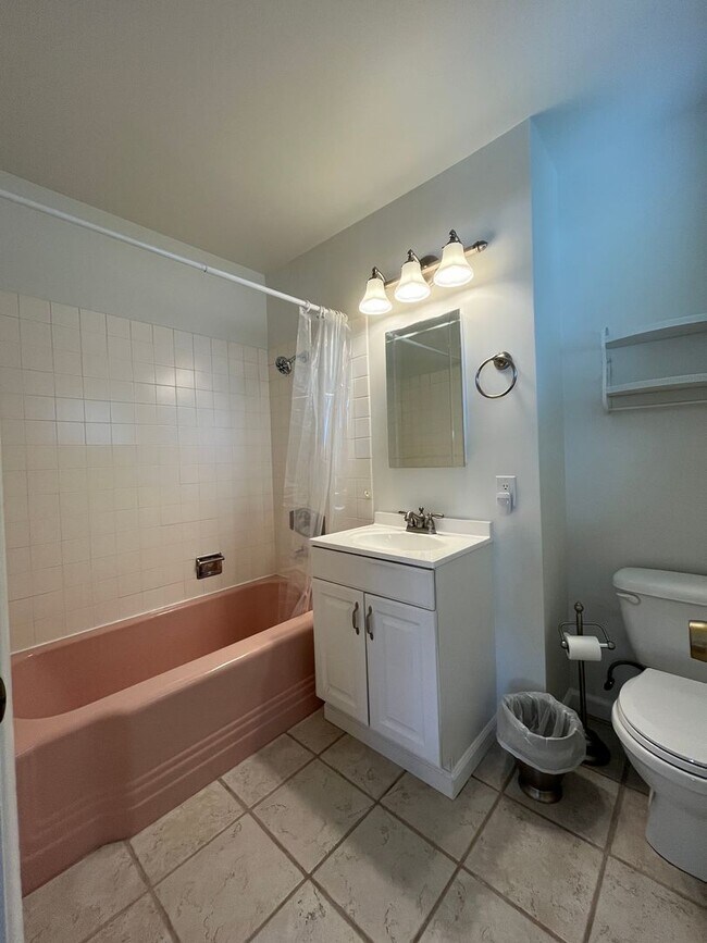 Building Photo - MOVE IN READY 3+2 home in Northridge w/RV access, appliances included + central HVAC!