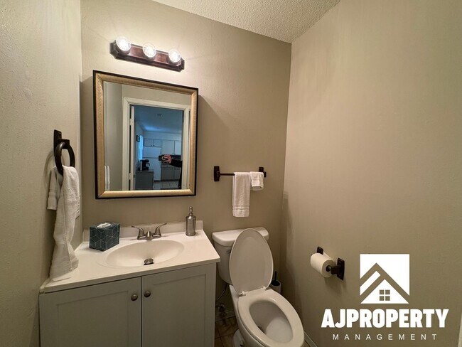 Building Photo - 4620 S Louise Ave