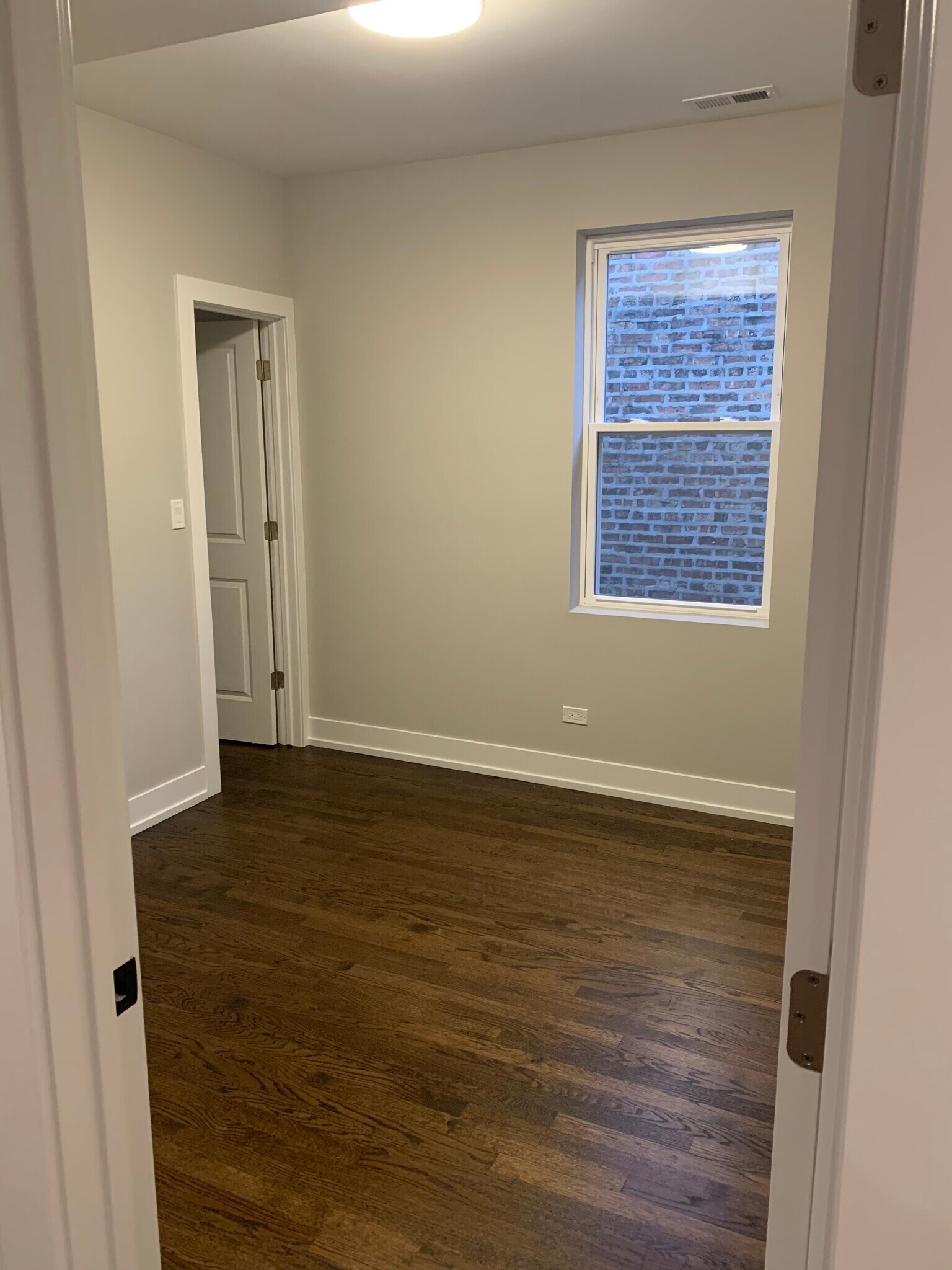 Building Photo - 5315 W Montrose Ave