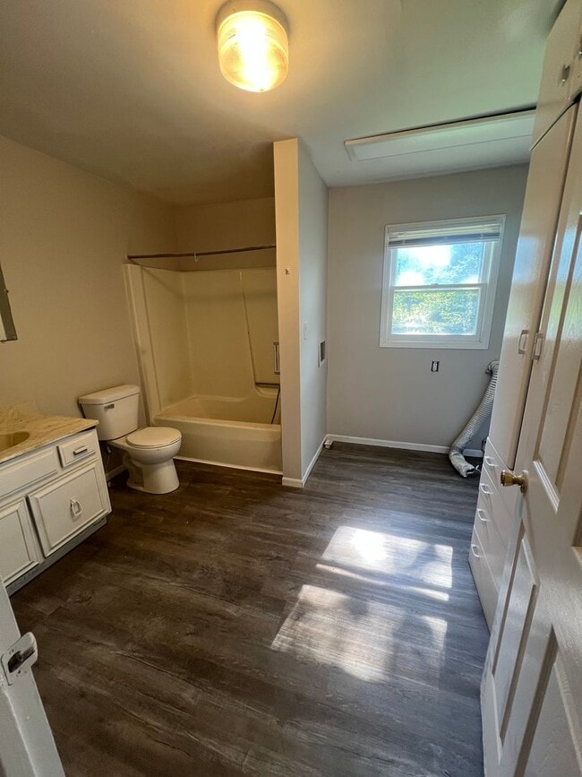 Building Photo - Freshly painted 3 bedroom 2 bath