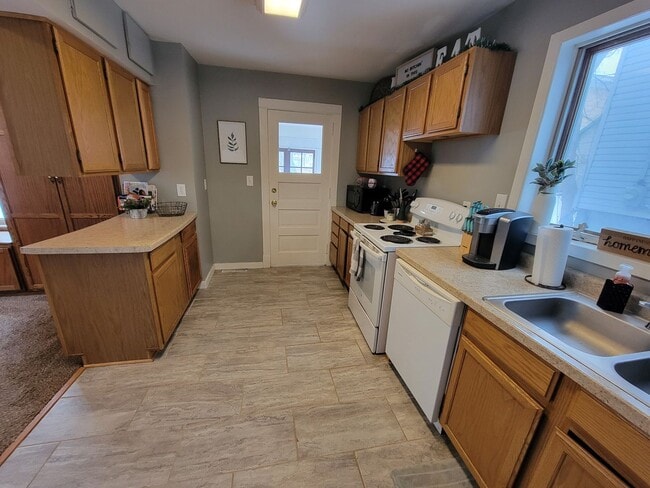 Building Photo - AVAILABLE JUNE - 3 Bed, 1 Bath Home close to Chester Park