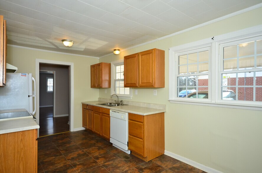 Kitchen - 510 2nd Ave S