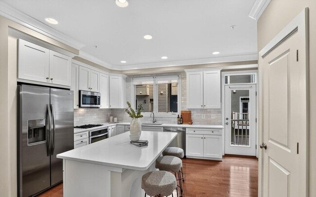 Building Photo - Modern 3BR Townhome with Rooftop Terrace & Garage in Old Town Commons