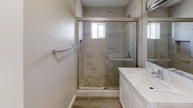 Building Photo - 4Bed/2 Bath on Tipton!