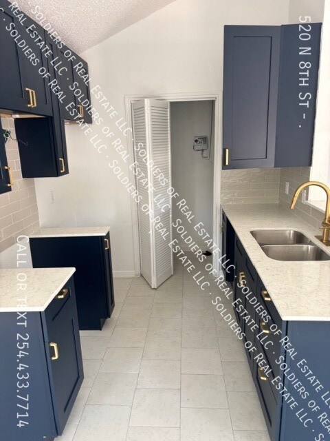 Building Photo - 520 N 8th St