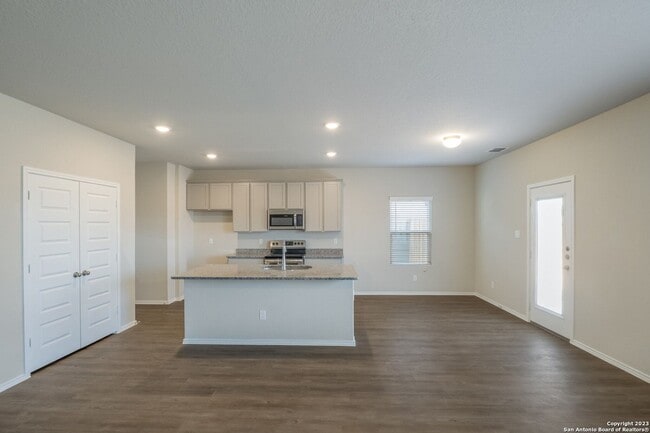 Building Photo - 4 Bedrooms 2 and 1/2 Baths