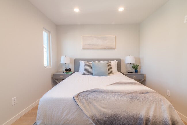 Building Photo - Two Bedroom Town Home-style Like Near NoHo Arts District