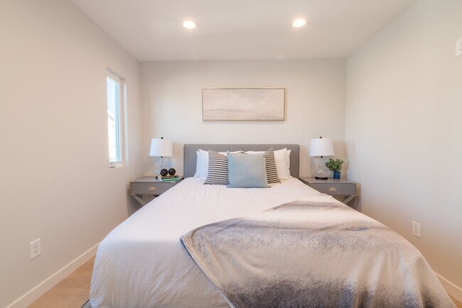 Building Photo - Two Bedroom Town Home-style Like Near NoHo...