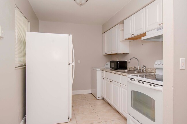 Building Photo - 2/1 Close to Downtown Tampa and University...
