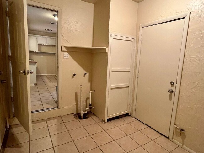 Building Photo - Charming Moore Home with Big Backyard!