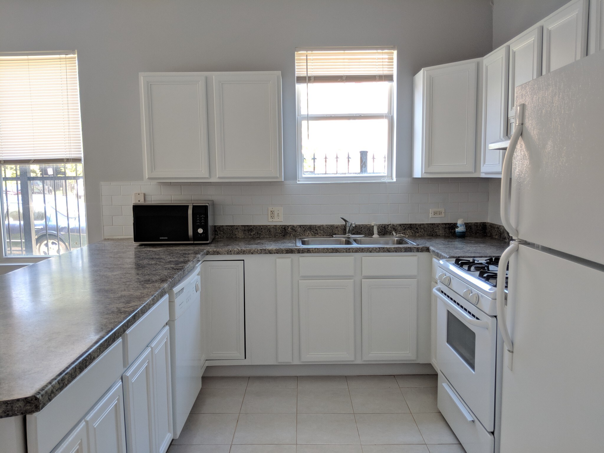 Kitchen - 1457 N Rockwell St