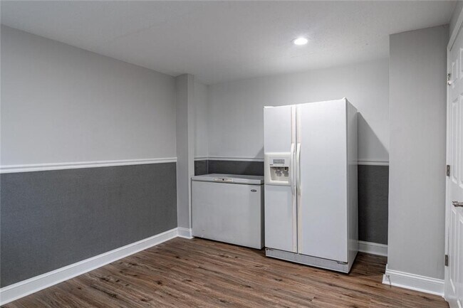 Building Photo - 3599 Lower Roswell Rd