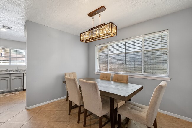 Building Photo - 2410 Colonial Ridge Dr