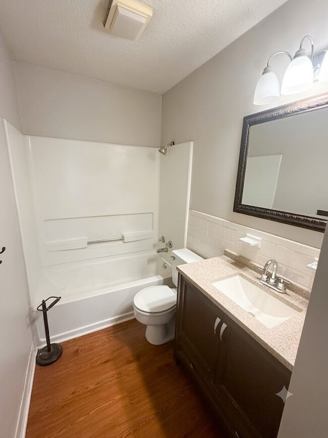 Building Photo - Spacious 3+ Bedroom 1/2 Duplex for Rent