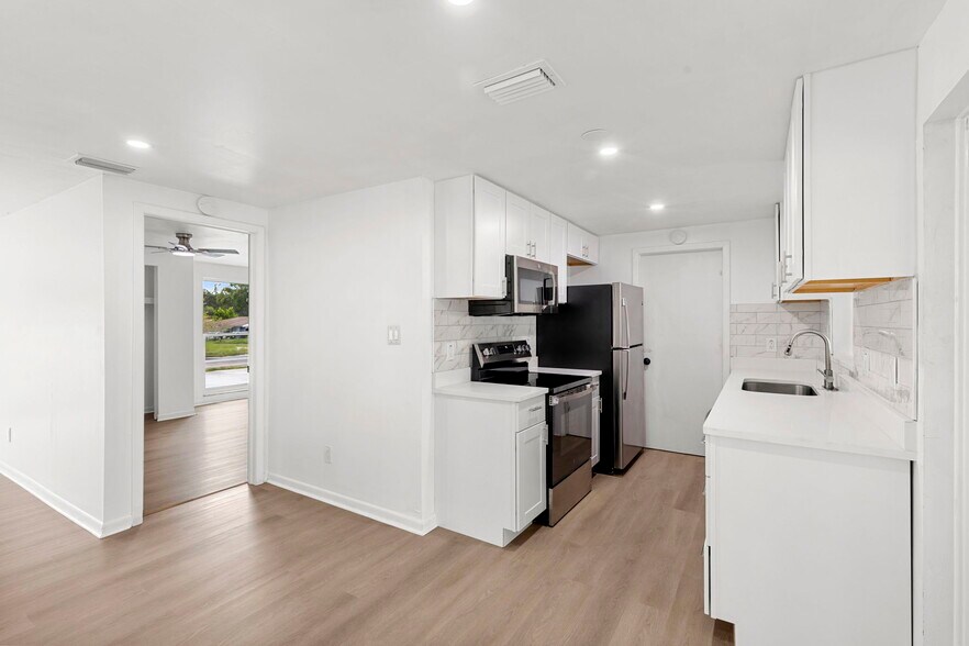 Building Photo - 516 Avocado Cir
