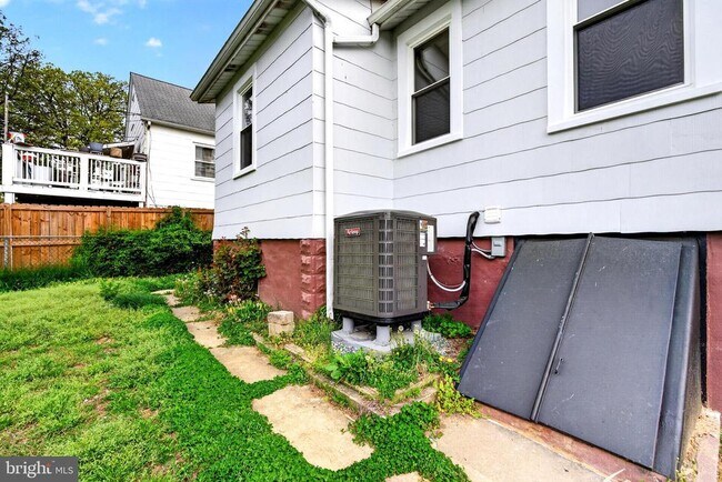 Building Photo - 29 W Elm Ave