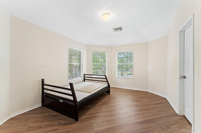 Building Photo - 26414 Creston Woods Dr