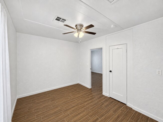 Building Photo - 5915 W Palmaire Ave