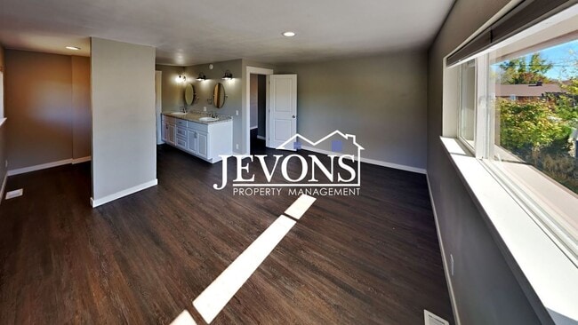 Building Photo - Near Randall Park - Charming home with two kitchens and washer/dryer included!