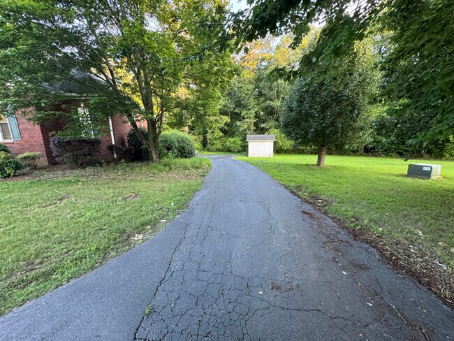 Building Photo - 691 Bear Creek Rd