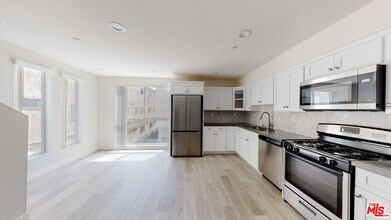 Building Photo - 953 N Mariposa Ave