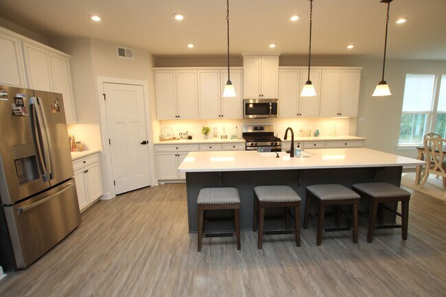 Building Photo - Spring Breeze Beauty! What a house!!!!!