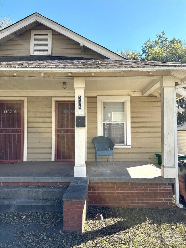 Building Photo - 904 Harrill St