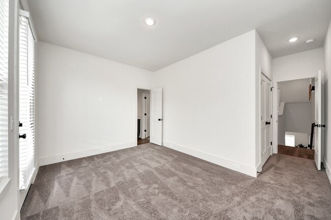 Building Photo - 879 Rachel St