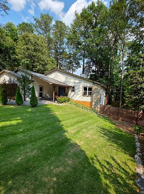 Building Photo - 10095 Lake Forest Way