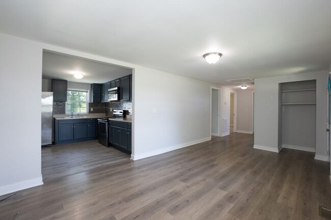 Building Photo - Three Bedroom Home!