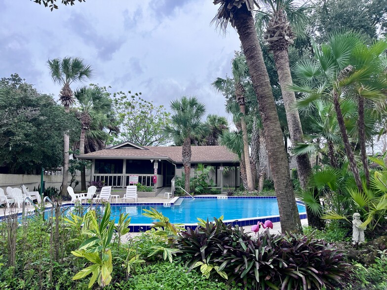 Community pool & cabana area - 1128 Park Green Pl