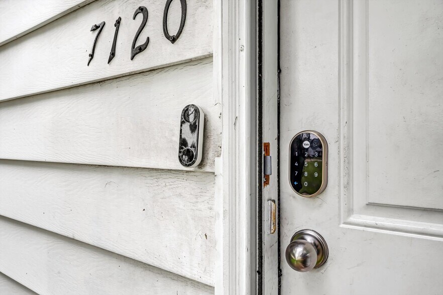 Building Photo - 7120 Roslyn Dr