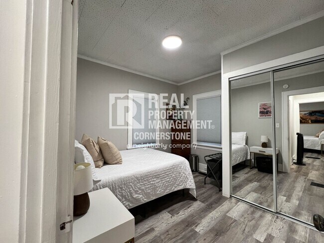 Building Photo - Cozy 2-Bedroom Near WMU & Downtown Kalamazoo!