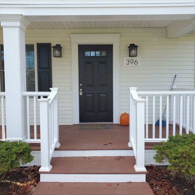 Building Photo - 396 Forest St