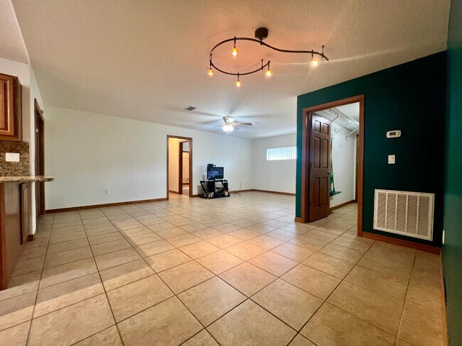 Building Photo - 1156 S Carpenter Ave