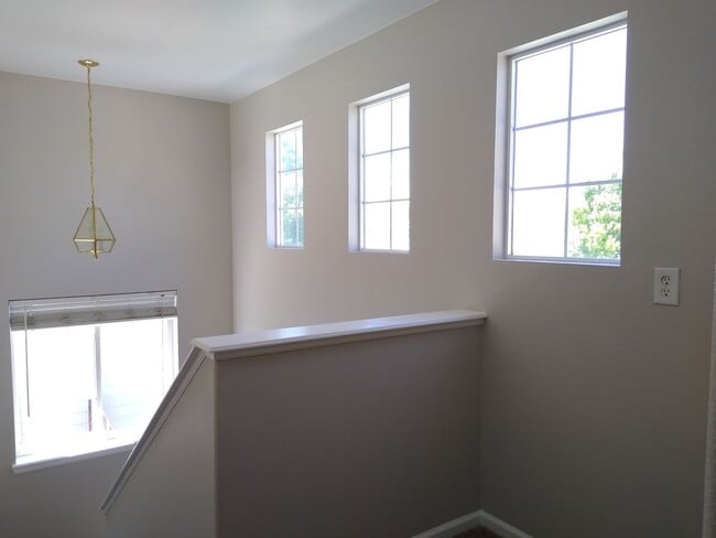 Building Photo - Gorgeous 2 Story 3 Bedroom 2.5 Baths in Da...