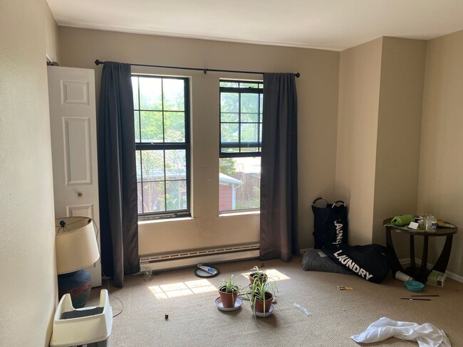 Building Photo - 2 Bed Plus Office 1.5 Bath Two Floor Condo In Ideal Central Boulder Location!