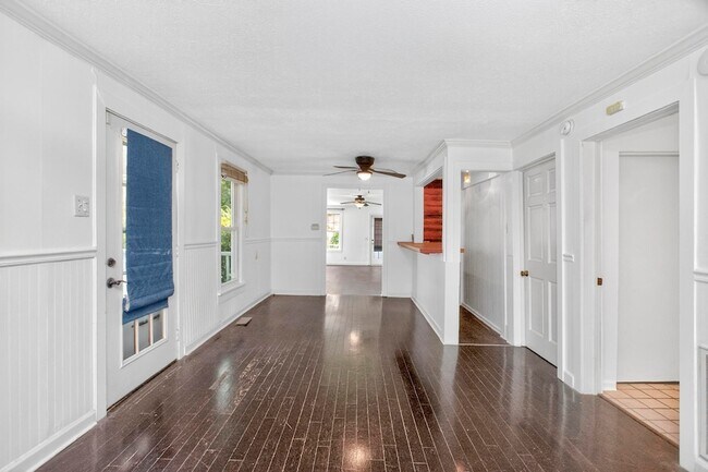 Building Photo - 3008 Lakeshore Dr
