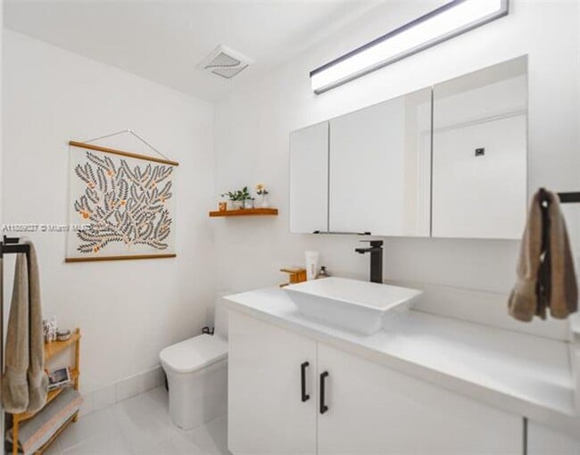 Building Photo - 725 NE 22nd St