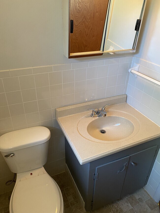 Building Photo - 625 Country Club Rd