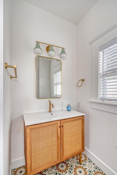 Building Photo - 315-317-317 NE Beech St