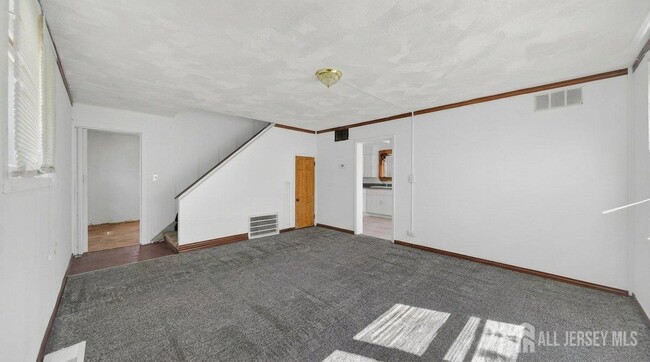 Building Photo - 6 Farm Ln