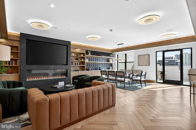 Building Photo - 811 S Columbus St