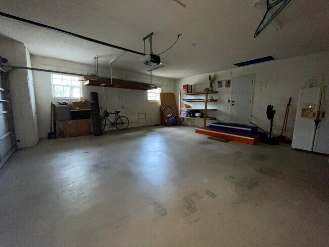 Building Photo - 2874 NE Rosetree Dr