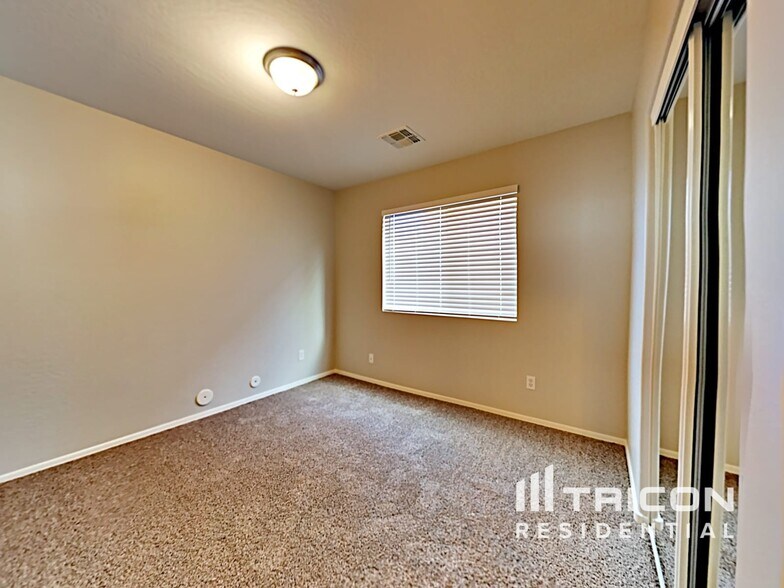 Building Photo - 6914 S 38th Ln