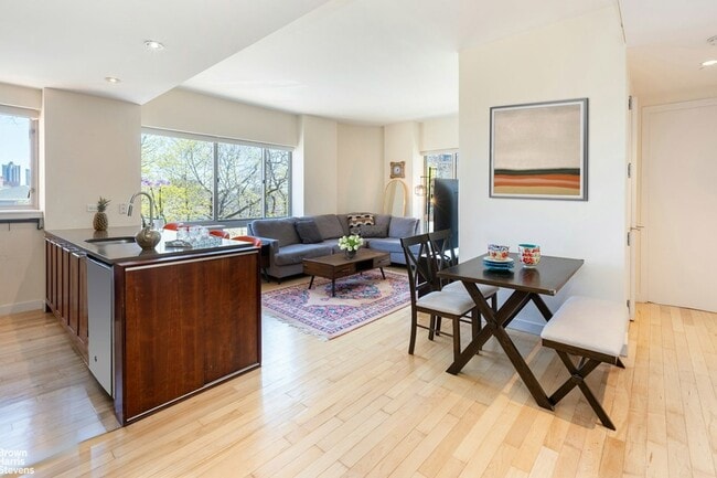 Primary Photo - 3585 Greystone Ave