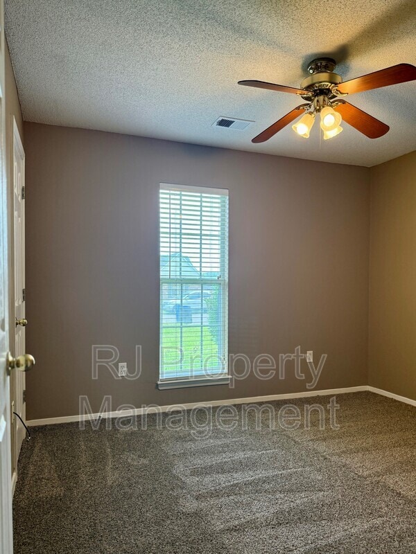 Building Photo - 6290 Oak Run Dr E