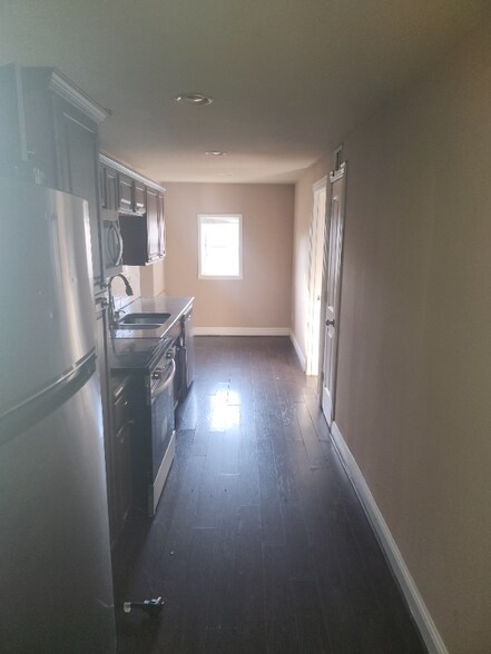 Building Photo - 1017 E Wells Ave